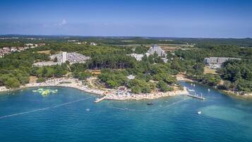 Bãi biển riêng, lặn có bình dưỡng khí, bóng chuyền