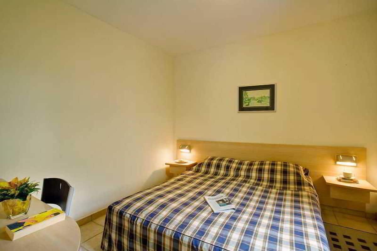 In-room safe, desk, bed sheets