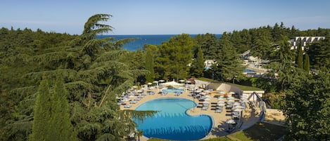 Piscine extérieure, chaises longues