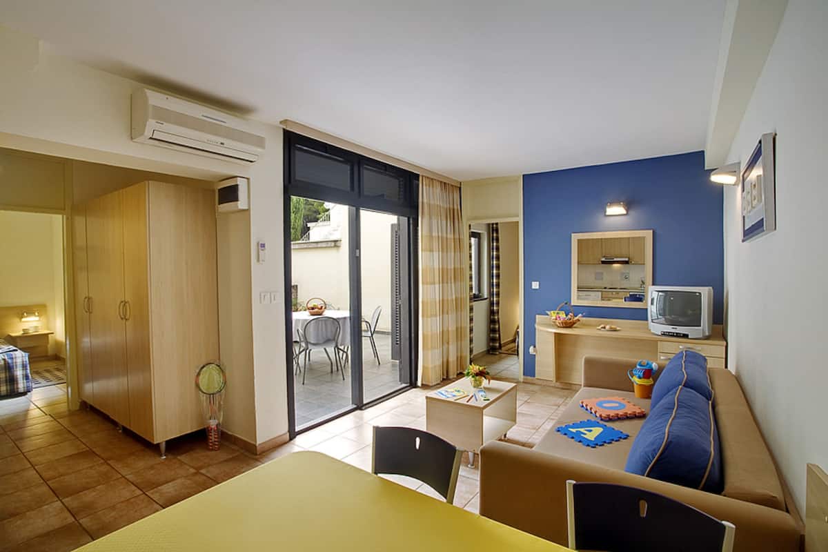 Apartment for 4+2 - Residence | Safe på rommet, skrivebord og sengetøy