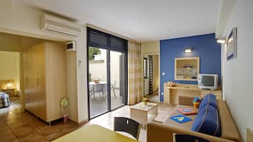 Apartment for 4+2 - Residence | Caja de seguridad en la habitación, escritorio y ropa de cama