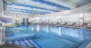 Una piscina techada, una piscina al aire libre