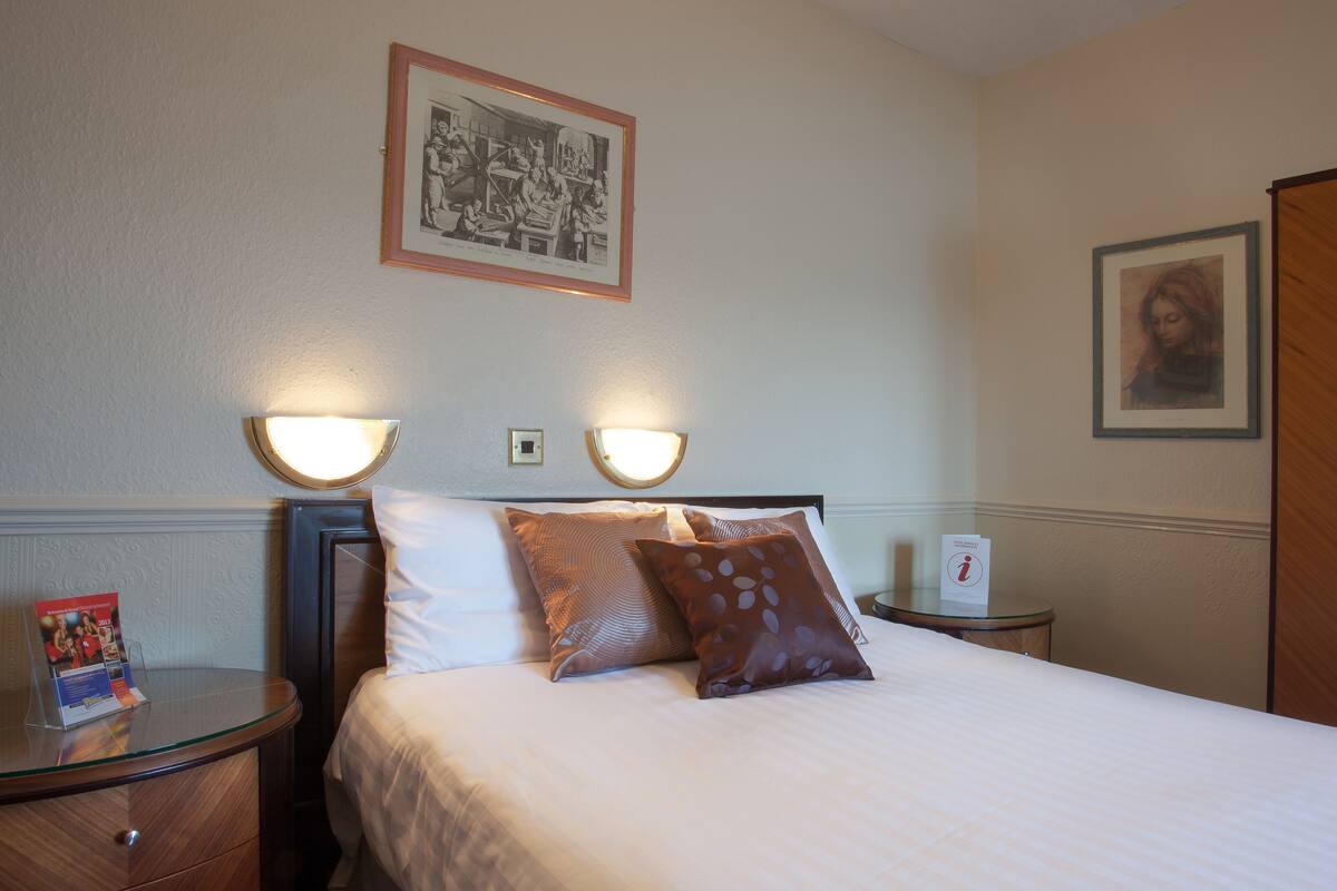 Hypo-allergenic bedding, desk, free WiFi, bed sheets