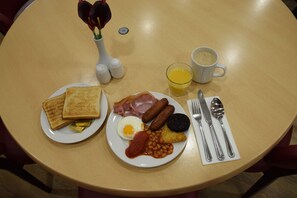 Tägliches großes Frühstück gegen Gebühr