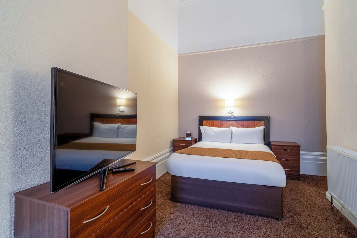 Standard Double Room | Desk, iron/ironing board, free WiFi, bed sheets