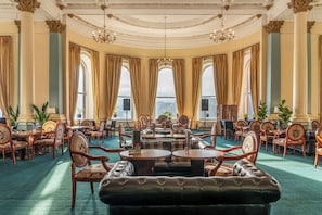 2 bars/lounges