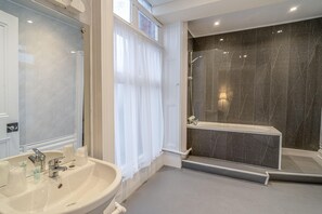 Standard Double Room | Bathroom