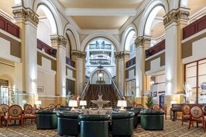 2 bars/lounges