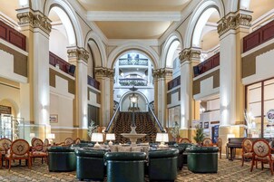 2 bars/lounges