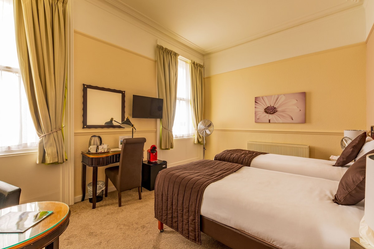 Double or Twin Room, Sea View | Desk, laptop workspace, iron/ironing board, WiFi (free)