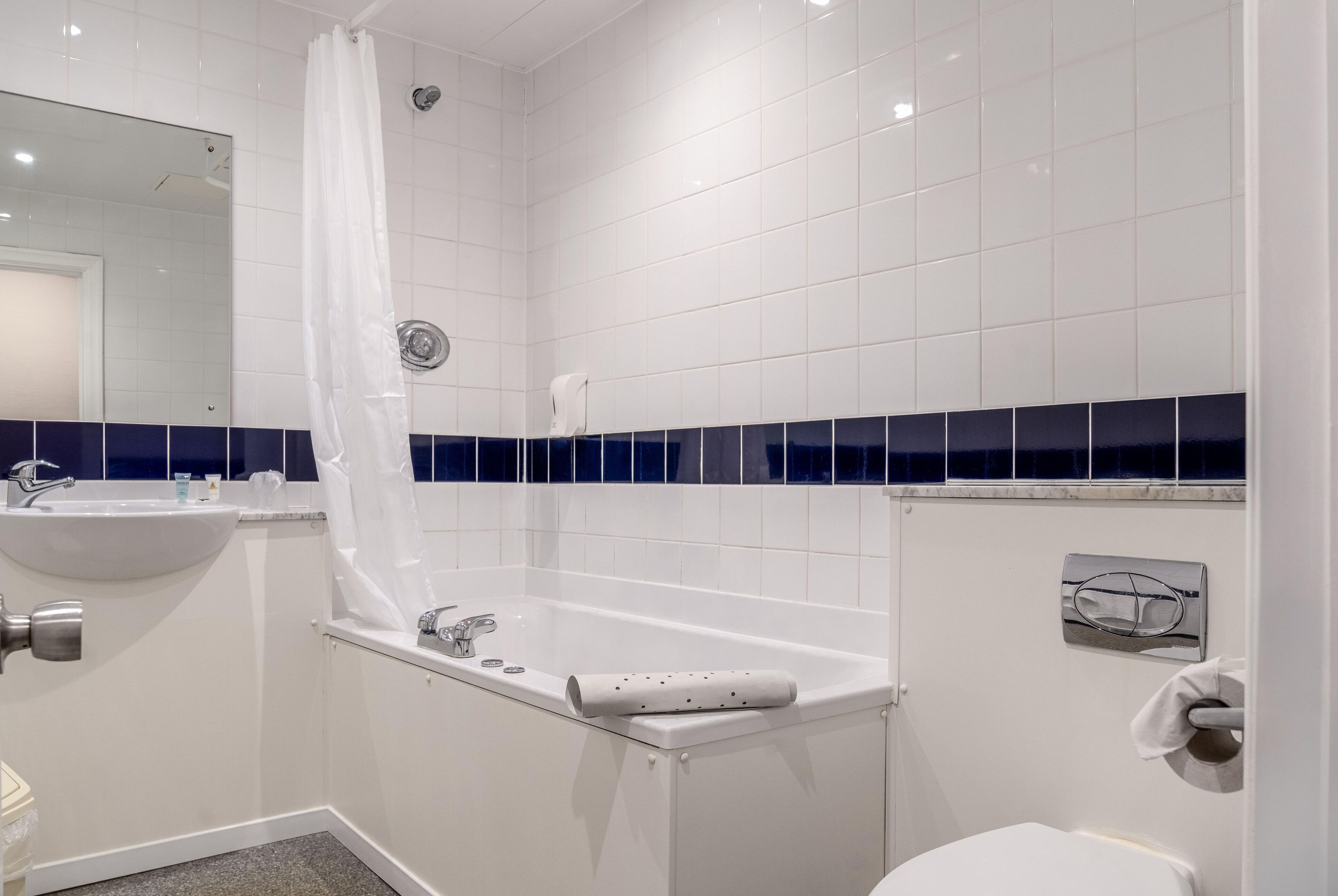 Une salle de bain avec une baignoire, un lavabo et des toilettes.