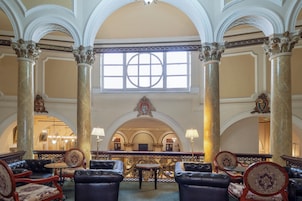 2 bars/lounges