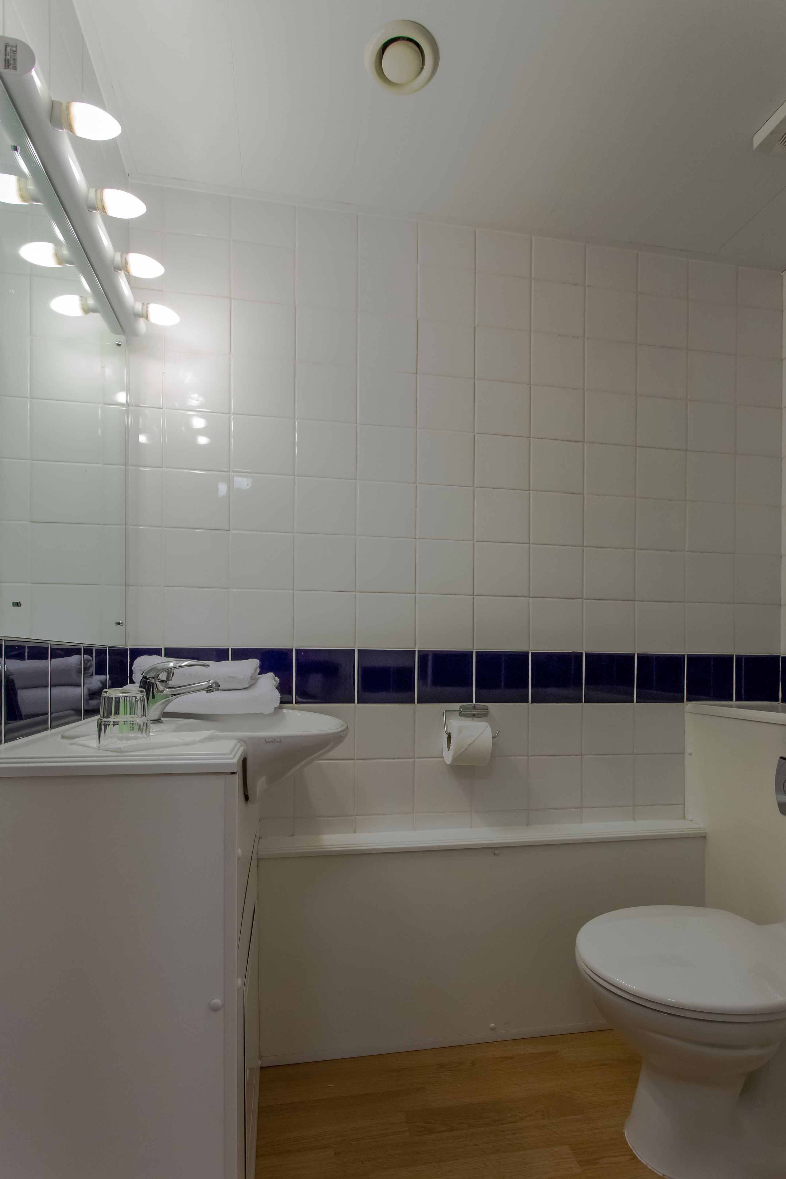 Badezimmer | Kostenlose Toilettenartikel, Haartrockner, Handtücher, Seife