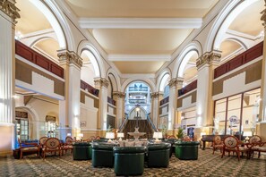 2 bars/lounges