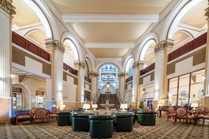 2 bars/lounges
