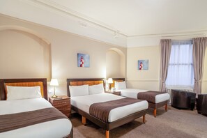 Habitación familiar, vista al mar | Decoración personalizada, muebles diferentes y escritorio 