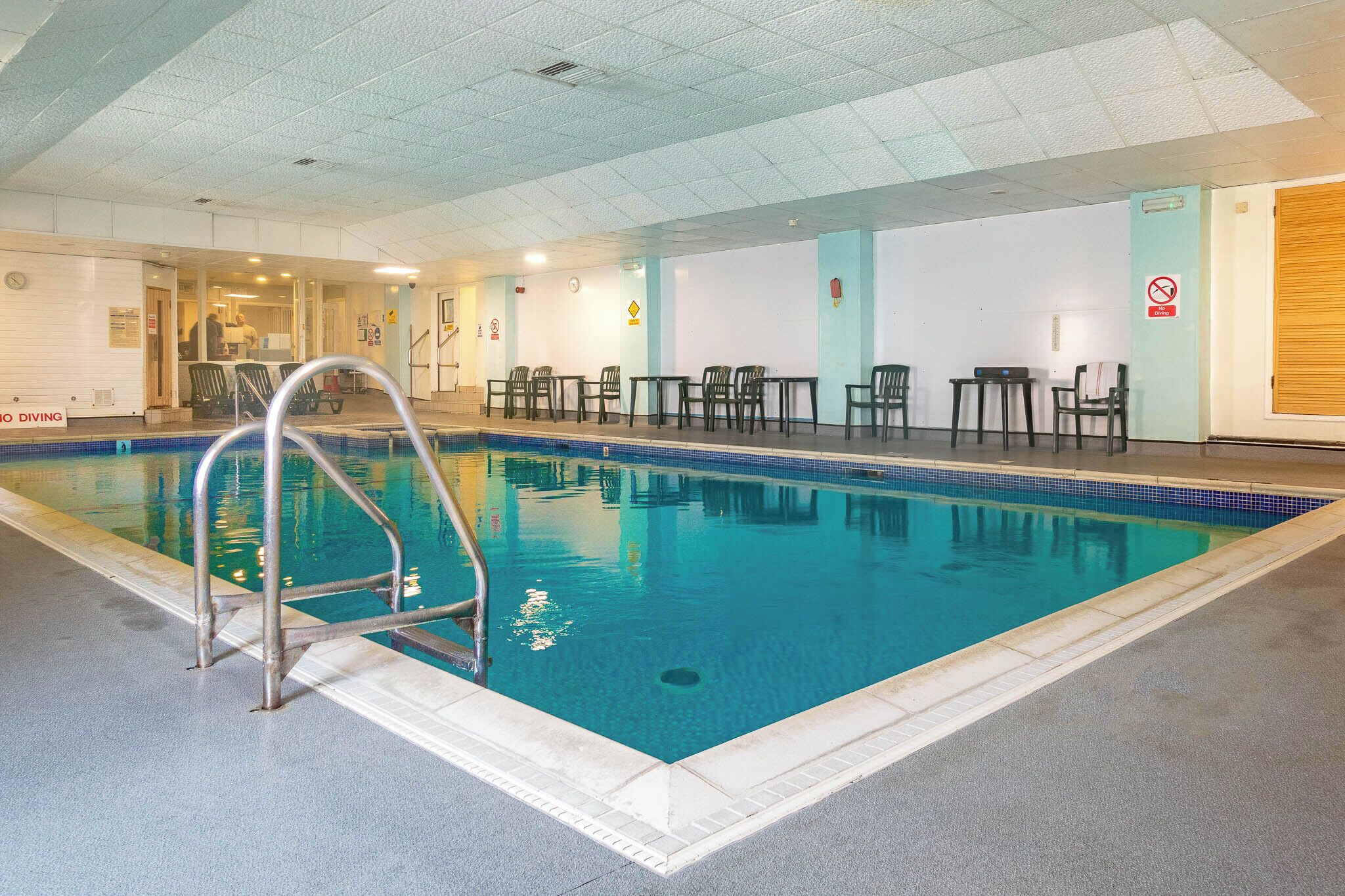 Una piscina cubierta