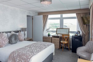 Habitación Premier doble, vistas al mar | Escritorio, tabla de planchar con plancha, wifi gratis y ropa de cama