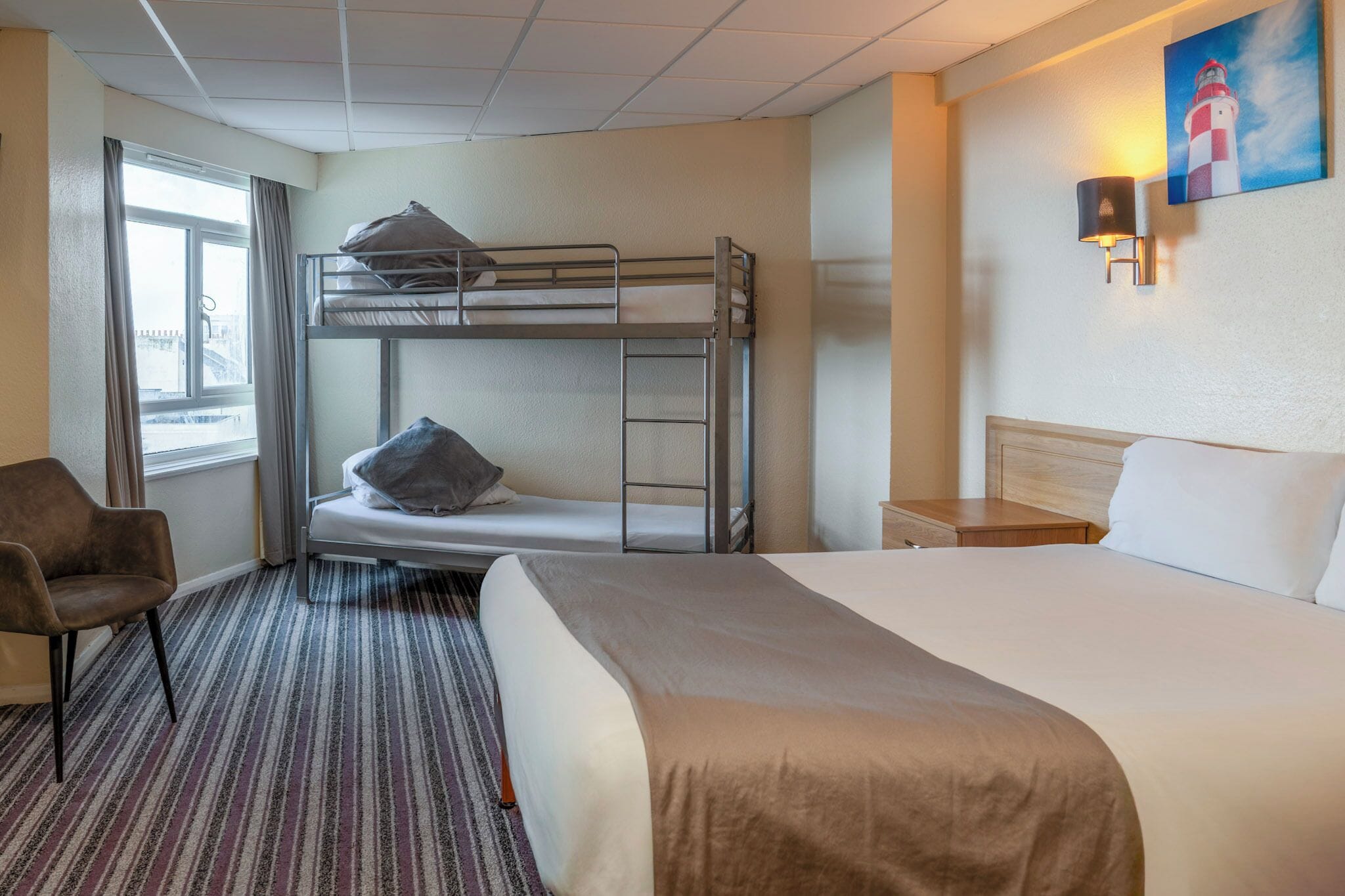 Familie vierpersoonskamer | Een bureau, een strijkplank/strijkijzer, gratis wifi, beddengoed