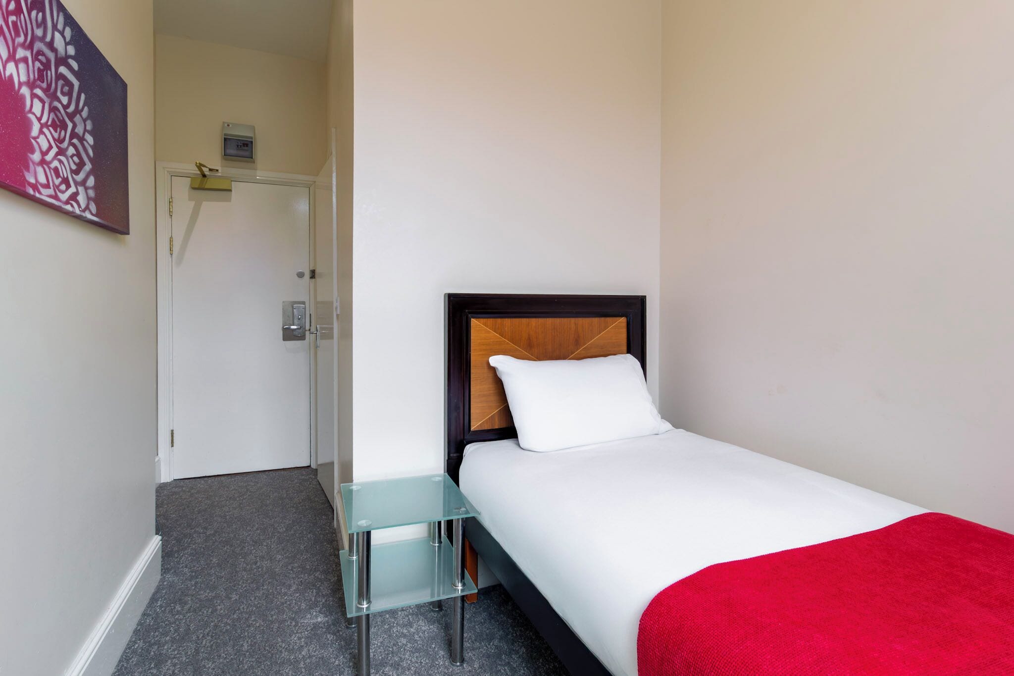 Standaard eenpersoonskamer | Een bureau, een strijkplank/strijkijzer, gratis wifi, beddengoed