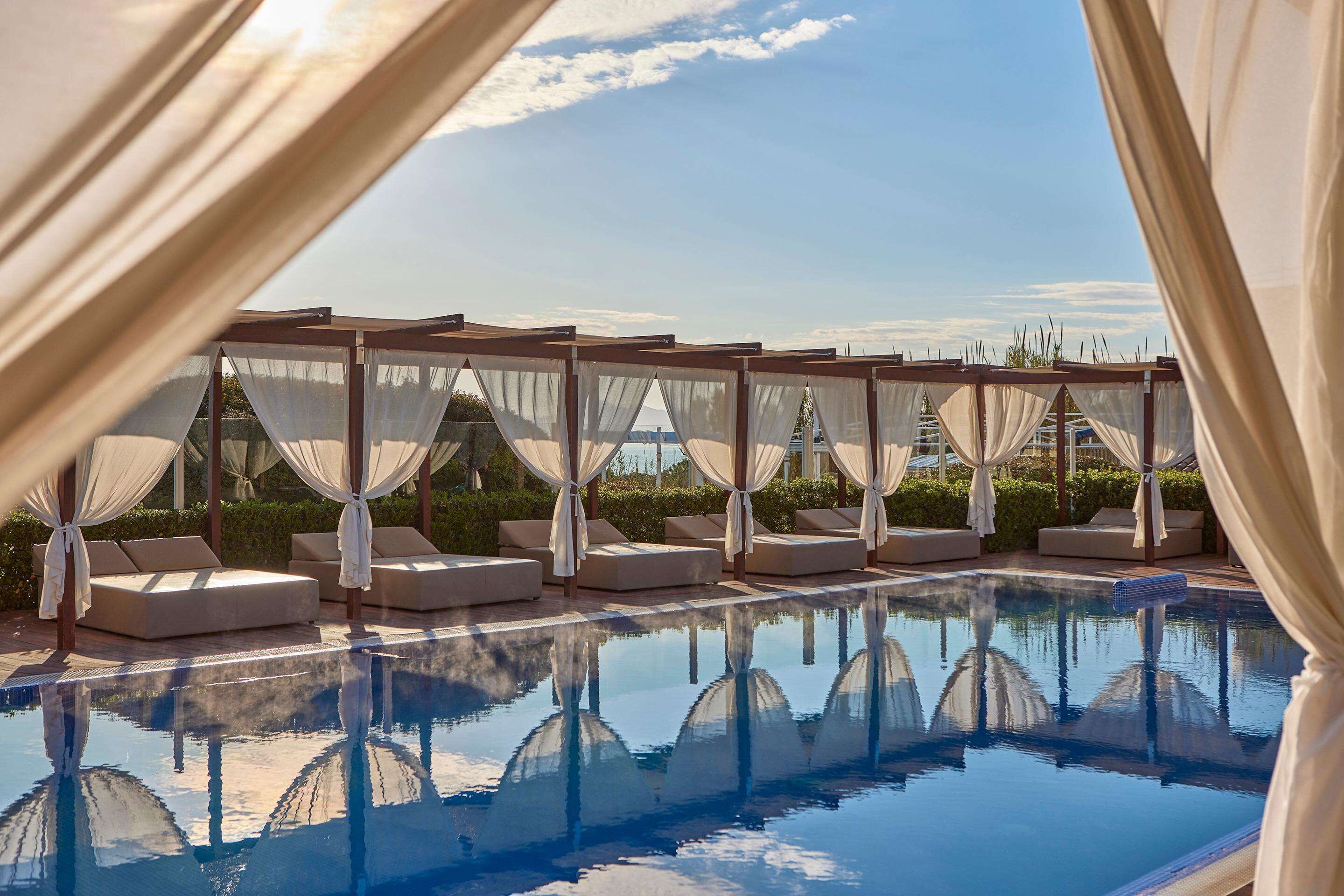 2 binnenzwembaden, 4 buitenzwembaden, parasols voor strand/zwembad