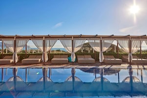 2 piscinas cubiertas, 4 piscinas al aire libre, sombrillas, tumbonas