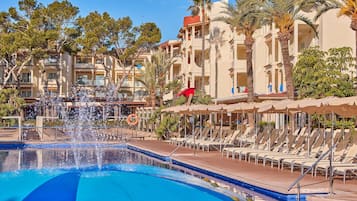 2 piscines couvertes, 4 piscines extérieures, parasols de plage