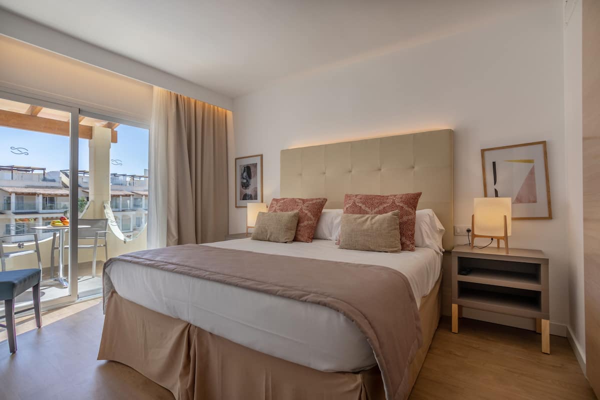 1 bedroom, premium bedding, memory foam beds, in-room safe