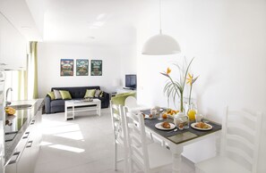 Apartment, 3 Bedrooms | Private kitchen | Fridge, stovetop, coffee/tea maker, electric kettle - El Guarapo Apartamentos (Teguise)