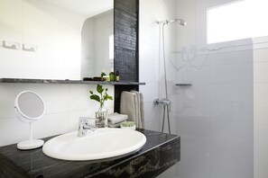 Apartament, 1 dormitori | Bany | Dutxa, assecador de cabells i tovalloles 