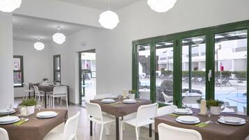 Bar junto a la piscina