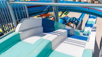 Una piscina cubierta, una piscina al aire libre, sombrillas, tumbonas