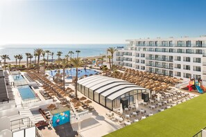 A hotel with a pool, lounge area, and beach view. - Hotel Best Oasis Tropical (Mojacar)