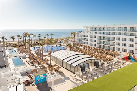 Indoor pool, outdoor pool, pool umbrellas, sun loungers. Hotel Best Oasis Tropical