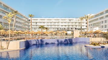 Een binnenzwembad, een buitenzwembad, parasols voor strand/zwembad