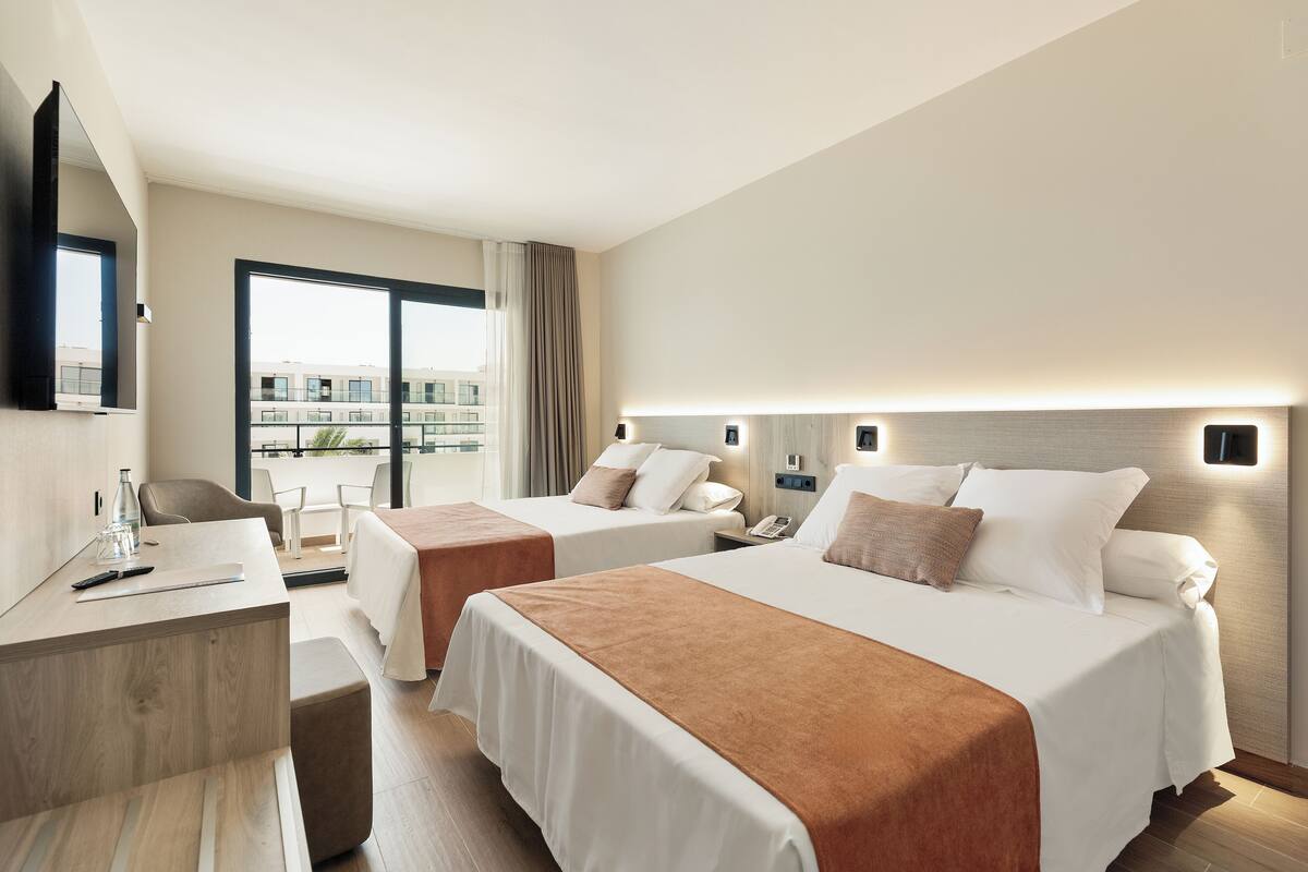 Minibar, in-room safe, desk, WiFi (free)