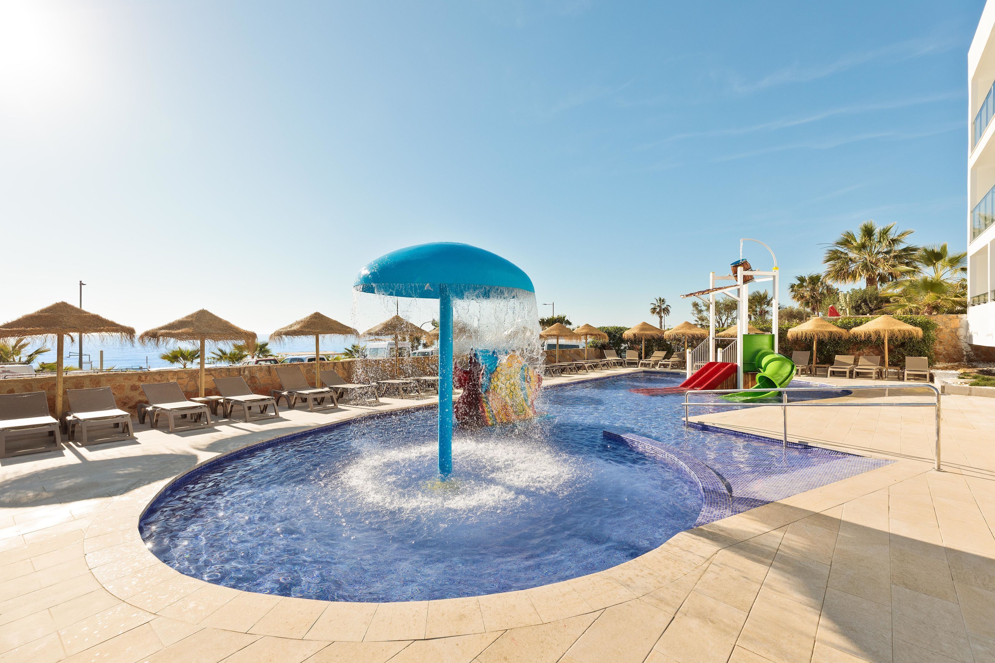 Piscina interna, piscina externa, guarda-sóis, espreguiçadeiras