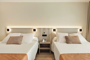 Minibar, in-room safe, desk, free WiFi - Hotel Best Oasis Tropical (Mojacar)