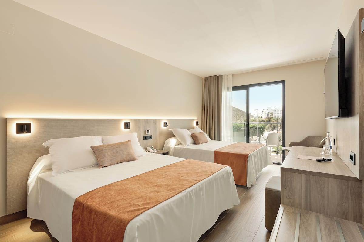 Minibar, in-room safe, desk, WiFi (free)