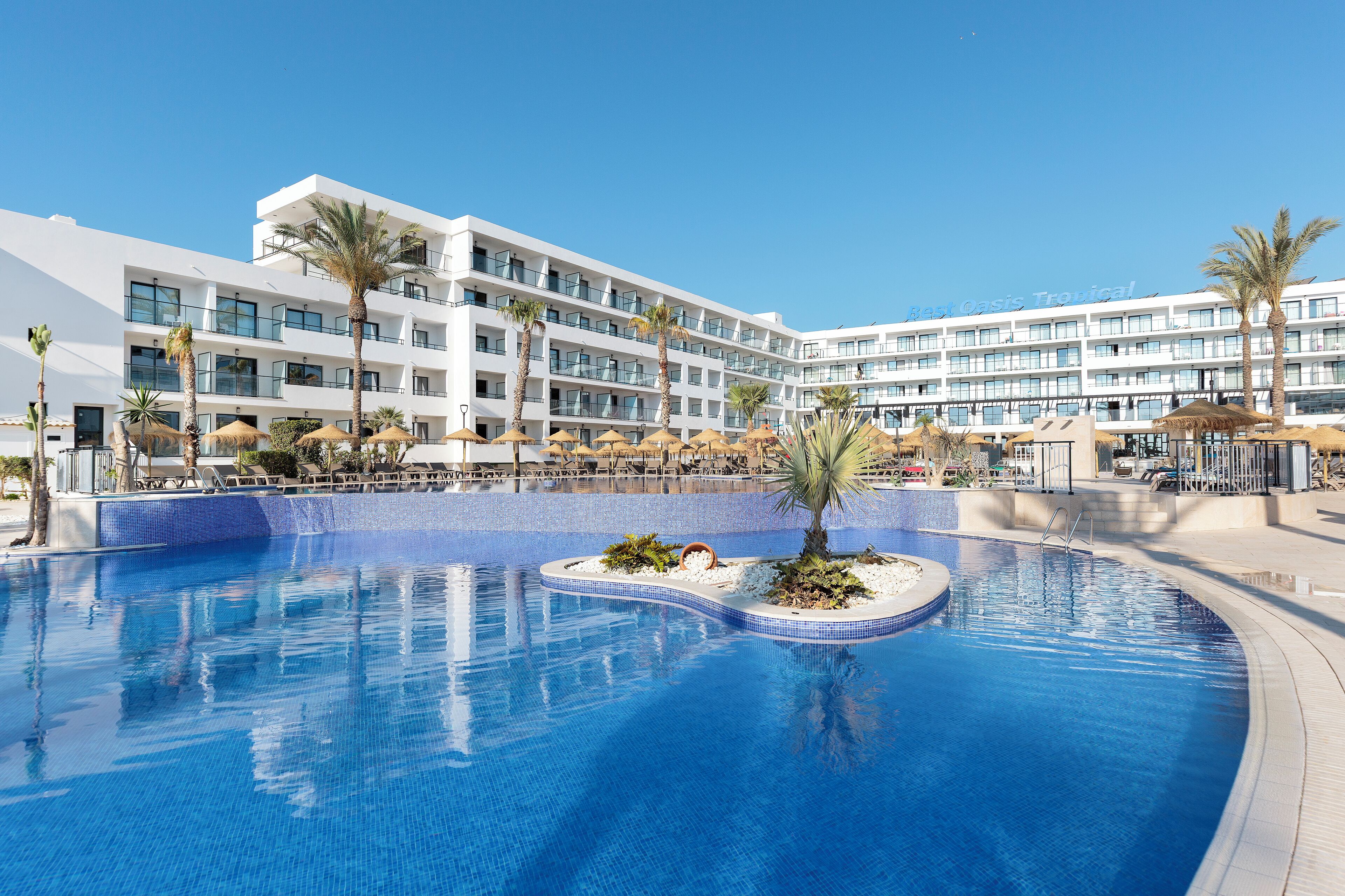 Piscina coberta, piscina a l'aire lliure, para-sols i gandules 