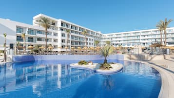 Piscina coberta, piscina a l'aire lliure, para-sols i gandules