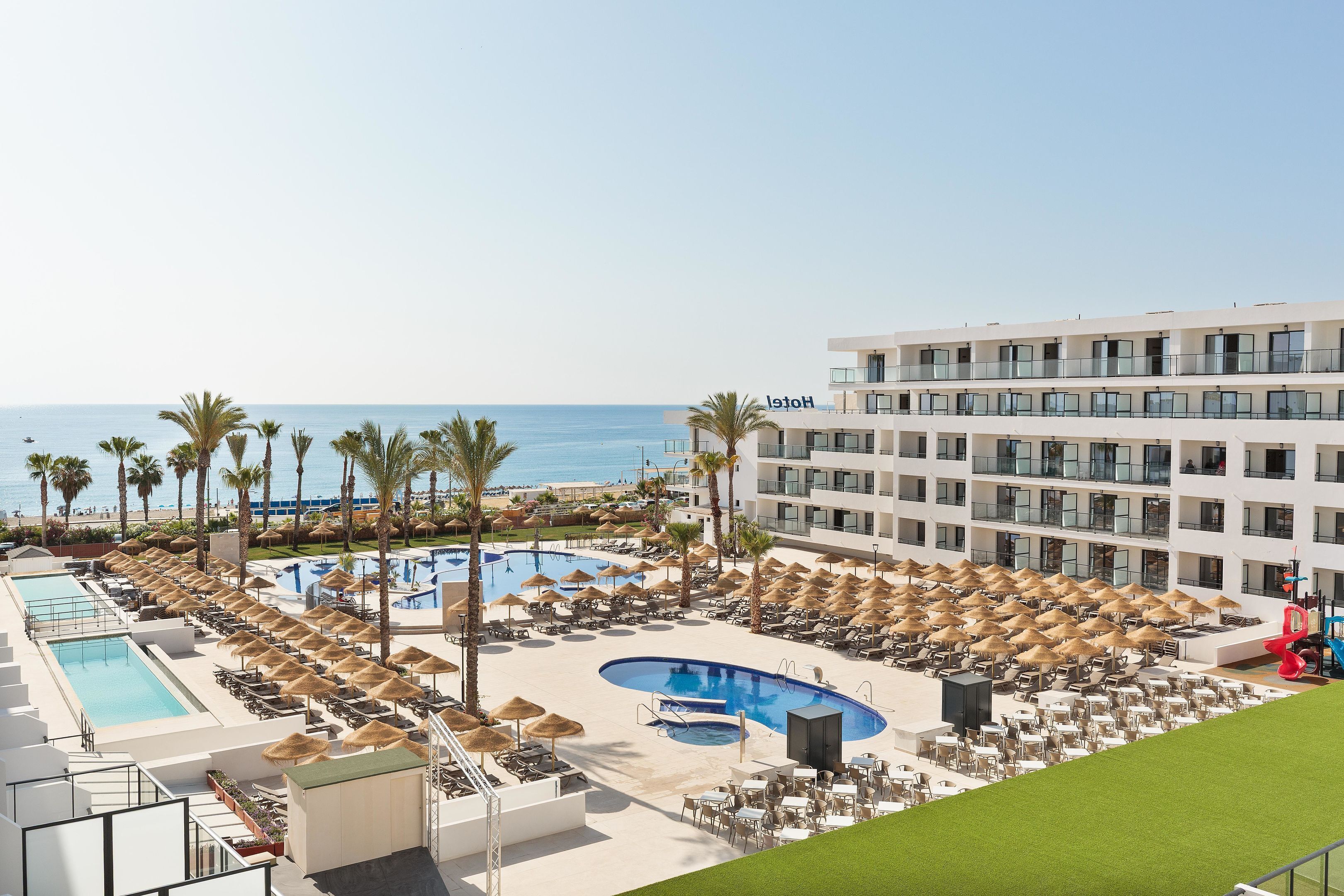 Innendørsbasseng,utendørsbasseng, bassengparasoller og solsenger