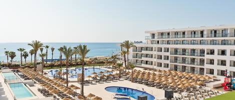 Innendørsbasseng,utendørsbasseng, bassengparasoller og solsenger