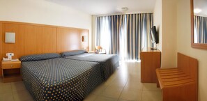 Minibar, safe på rommet, blendingsgardiner og barnesenger