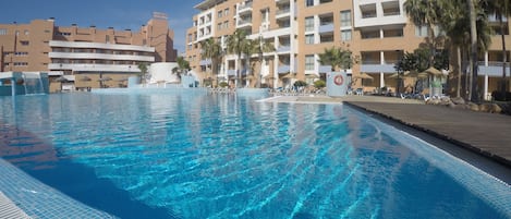 Piscine intérieure, piscine extérieure, chaises longues