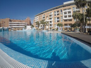 Indoor pool, outdoor pool, sun loungers - Neptuno (Roquetas de Mar)