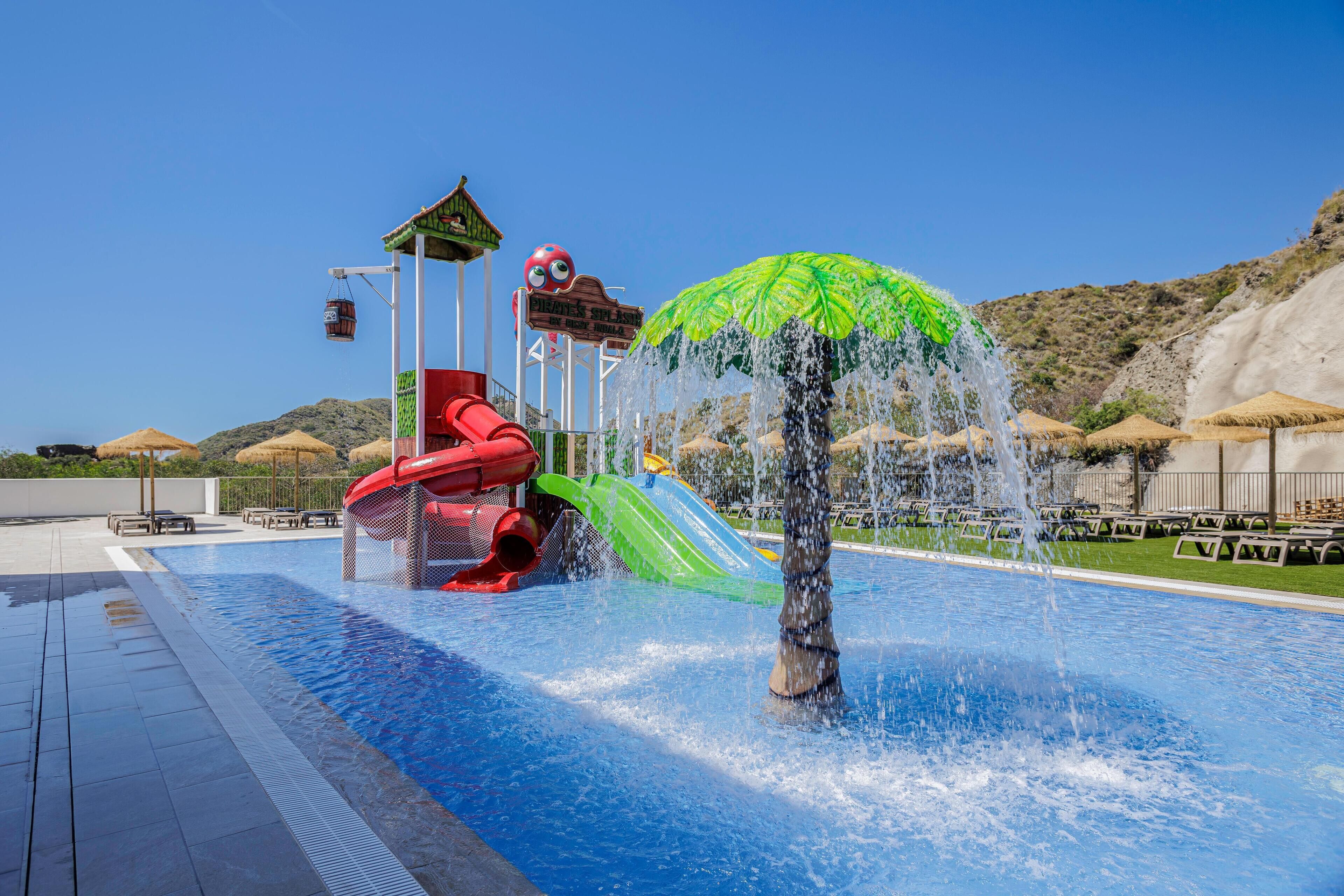 Piscine extérieure, parasols de plage, chaises longues