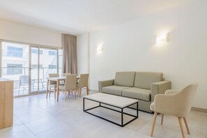 Minibar, Zimmersafe, Schreibtisch, kostenloses WLAN