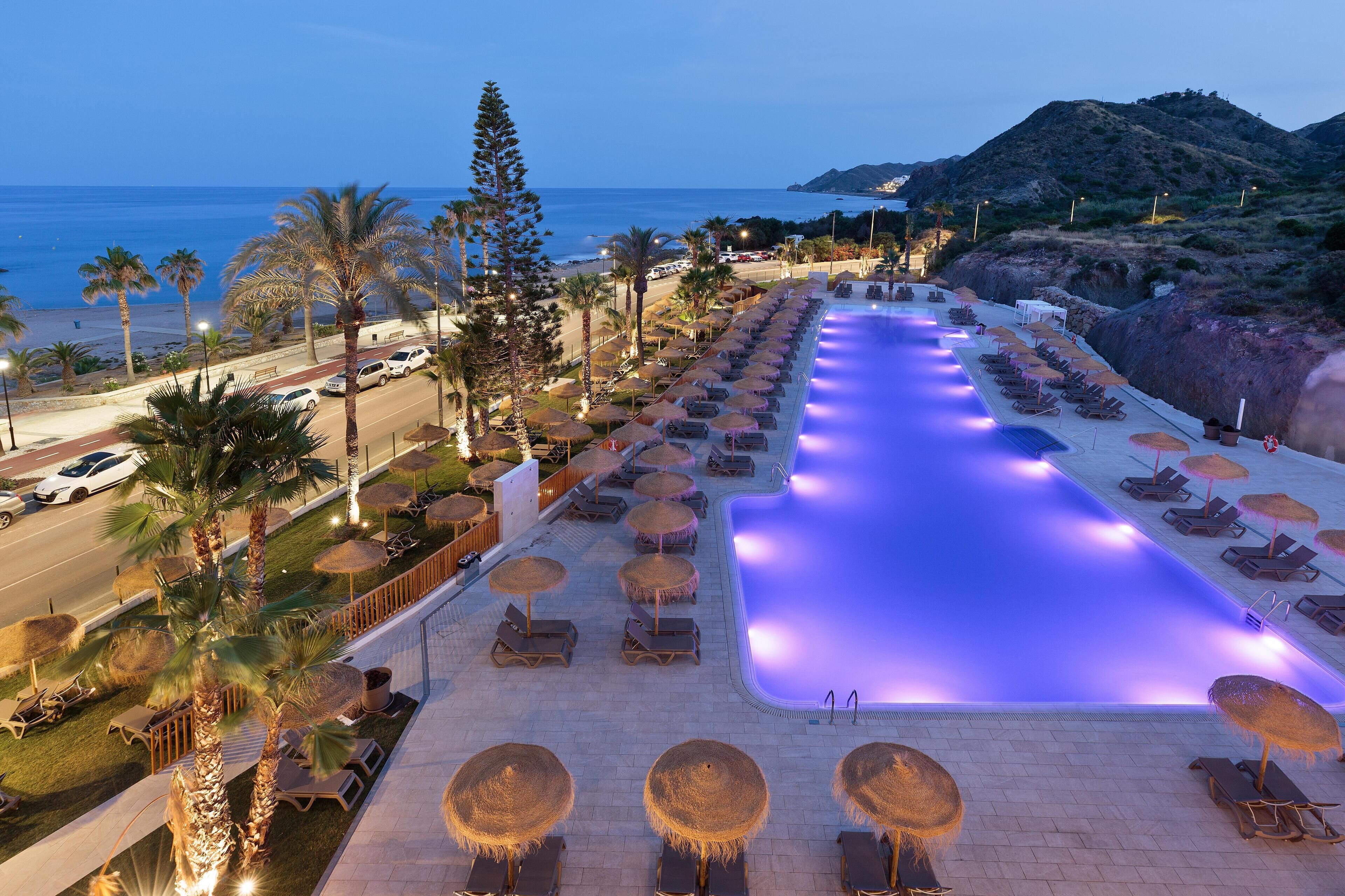 Piscina a l'aire lliure, para-sols i gandules 