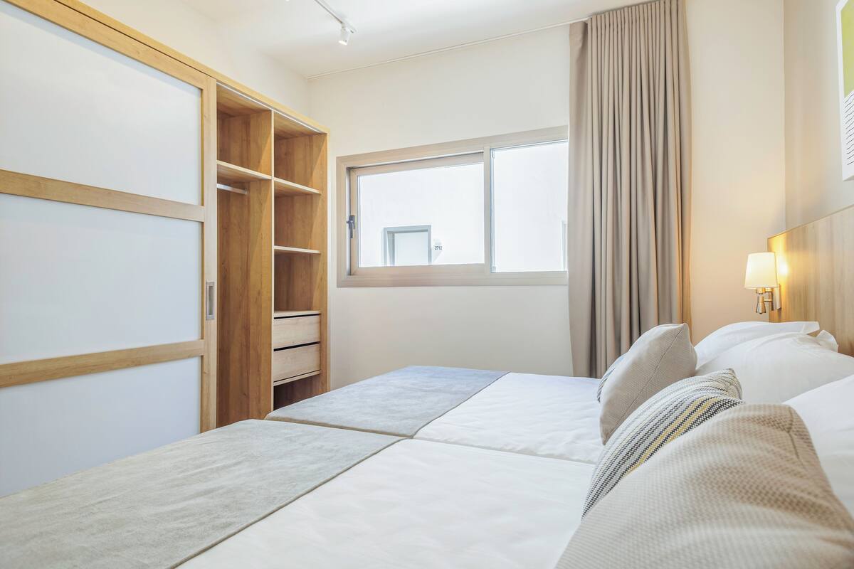 Minibar, in-room safe, desk, WiFi (free)